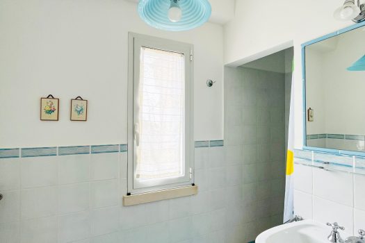 Immagini l’estate a pochi passi dal mare e un panorama che toglie il respiro?