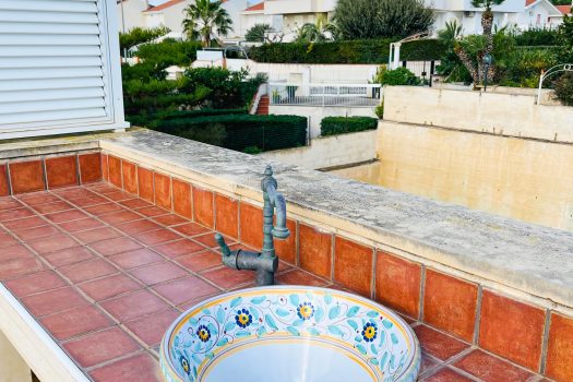 Immagini l’estate a pochi passi dal mare e un panorama che toglie il respiro?