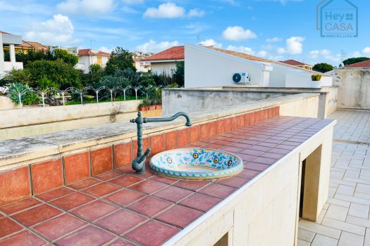 Immagini l’estate a pochi passi dal mare e un panorama che toglie il respiro?