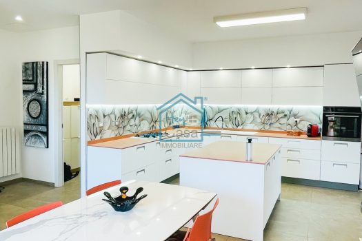 Villetta indipendente con giardino zona mare