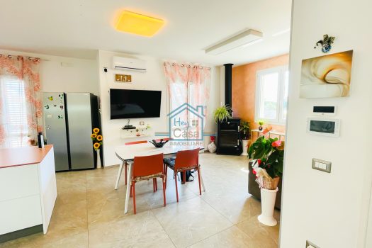 Villetta indipendente con giardino zona mare