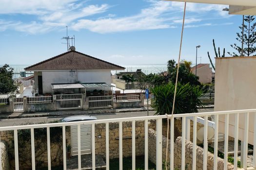 Immagini l’estate a pochi passi dal mare e un panorama che toglie il respiro?