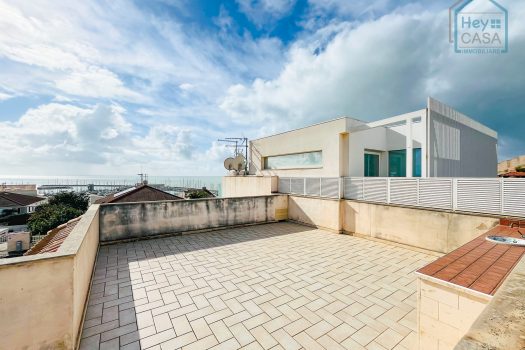 Immagini l’estate a pochi passi dal mare e un panorama che toglie il respiro?