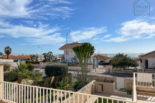 Immagini l’estate a pochi passi dal mare e un panorama che toglie il respiro?