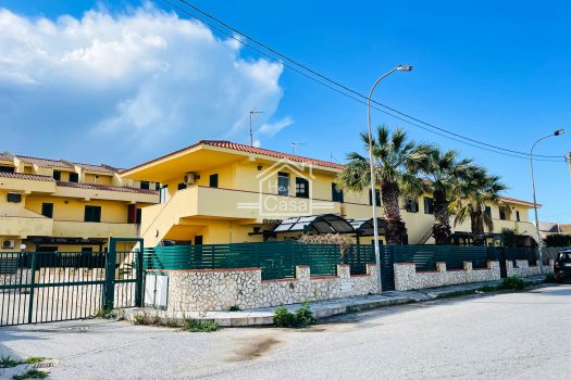 Appartamento con ampia Veranda a Punta Braccetto