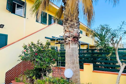 Appartamento con ampia Veranda a Punta Braccetto